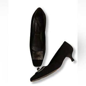 Donald J Pliner Black Suede Kitten Heel Pump Womens Size 8 N Narrow Metal Accent
